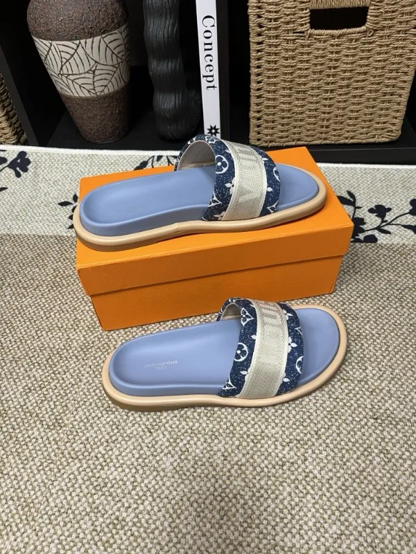 P320💰[New model] Long-term availability, 2025 new model, couple model [LOUlS VUlTTON] comes with drawer box, bag, card, invoice "Louis Vuitton ~ unique modern sandals. 》LV counter purchasing 🏃Men's and women's casual slippers, sold at the same time at the counter, the original old flower material upper is soft and comfortable, (refuses to discolor and rub the feet) sole: original factory special combination original sole, code number: 35--46 4 multiple colors 🉑️ to choose from
